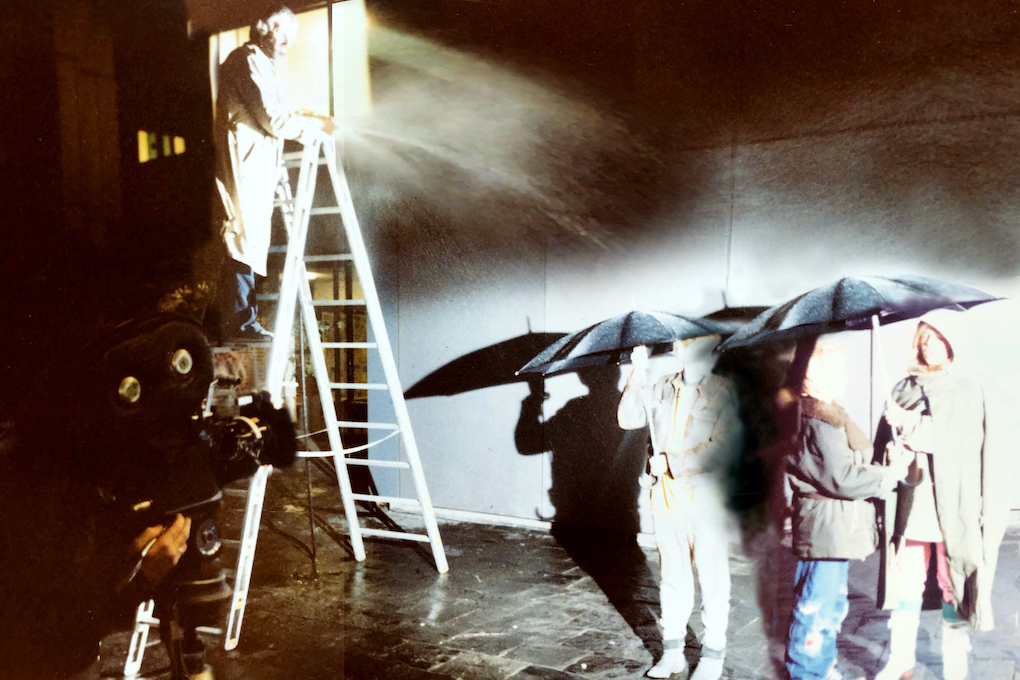 künstlicher Regen mit einem Schlauch