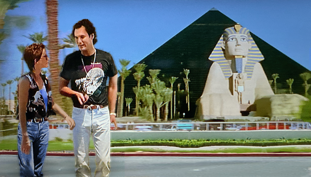 Renate und Harry vor dem Luxor