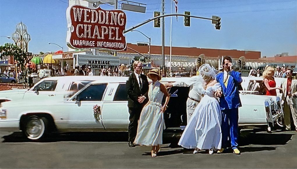 Das Hochzeitpaar und die Gäste vor der Strechlimo