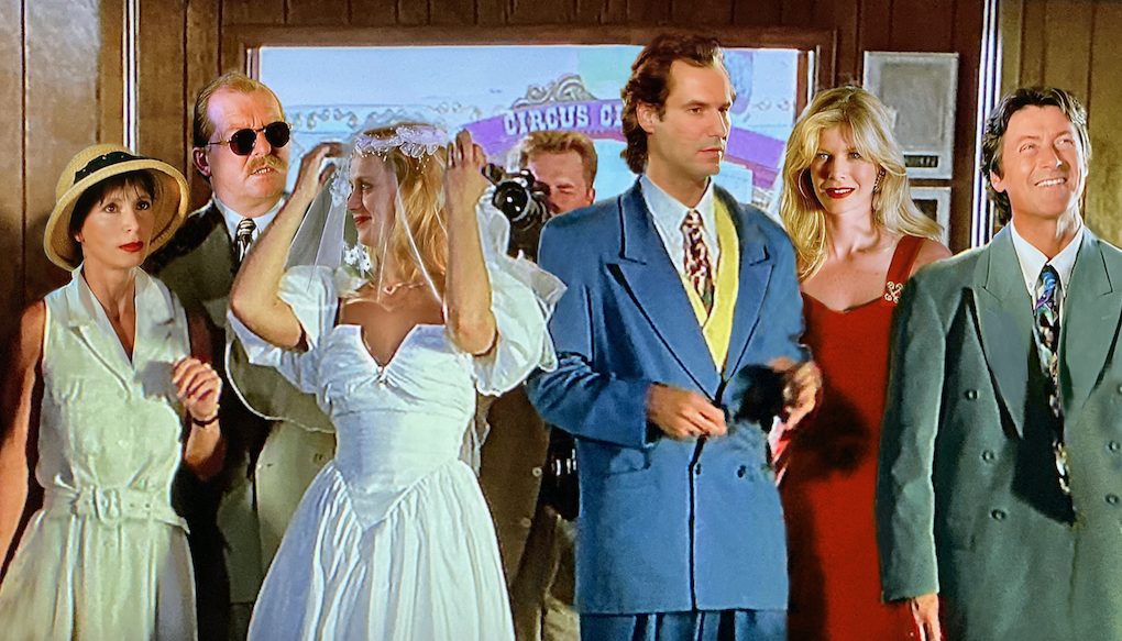 Das Hochzeitpaar und die Gäste betreten die Hochzeitskapelle