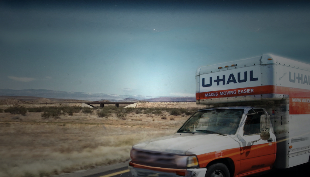 Der U-Haul Bus wird auf dem Highway überholt