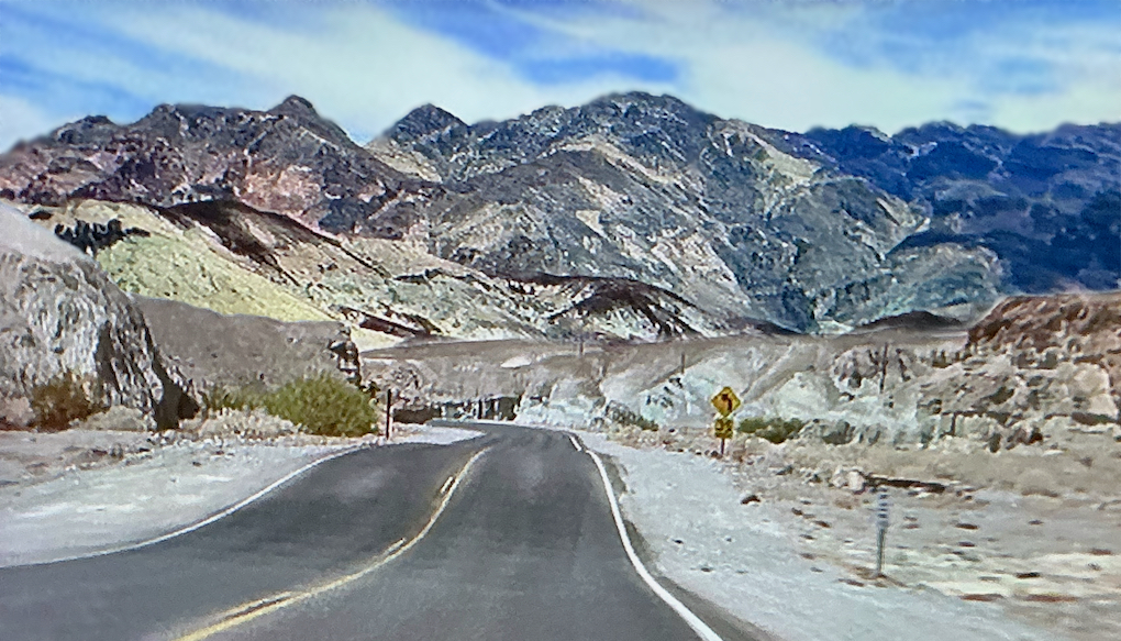 Straße und die Berge des Death Valley