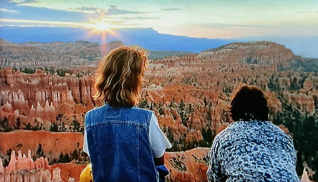 Sissy und Rolf vor den mit bizarren Felsnadeln übersäten Bryce Canyon