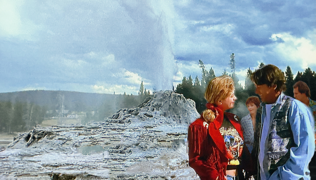 Darsteller sehen sich den Ausbruch des Castle-Geysirs an