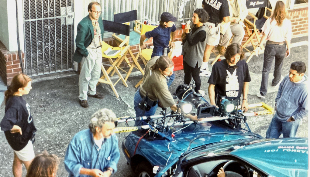 Die Crew steht um ein Auto auf dem die Kamera installiert wird