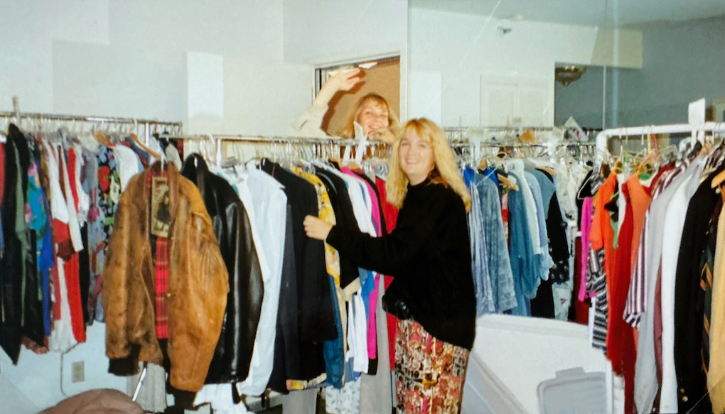 Brigit Gruse Schrader mit Kostümbildassistentin Nensi Lonic im Kostümraum