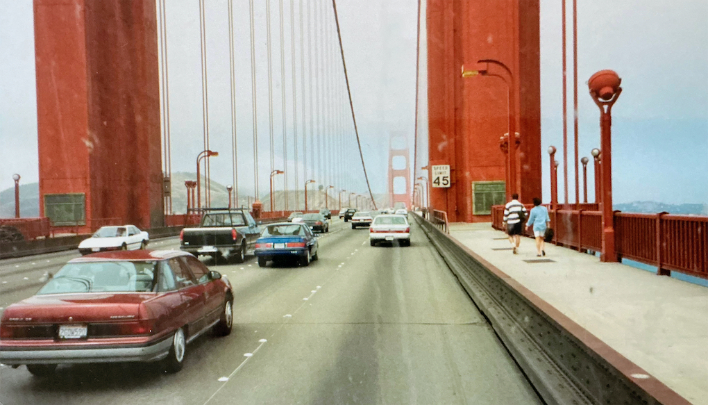 Der rote Cadikkac fährt über die Golden Gate Bridge