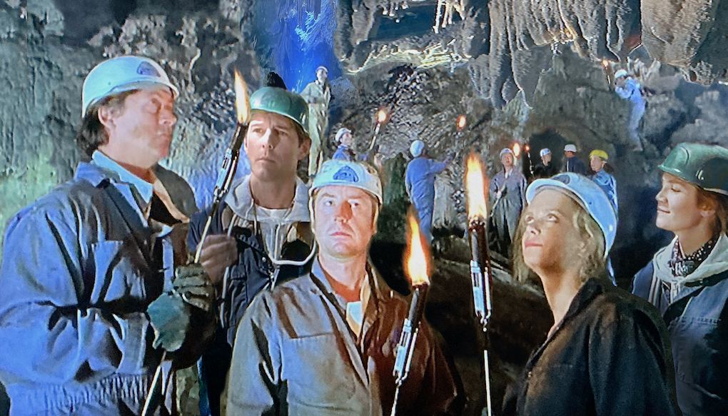 Die Schauspieler und die Komparsen in der Höhle