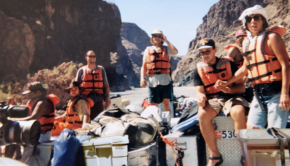 Teammitglieder in Rettungswesten und deren Ausrüstung auf einem Schlauchboot