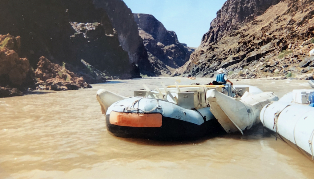 Das beladene Transportschlauchboot wird von einem Teammitglied gelenkt