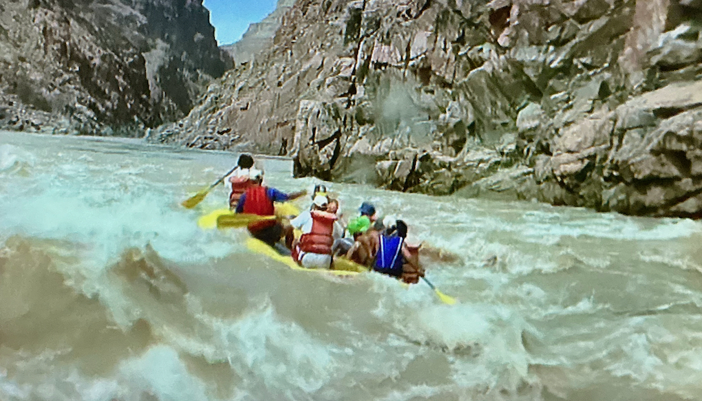 Das Schlauchboot mit den Darstellern und Teilen der Crew