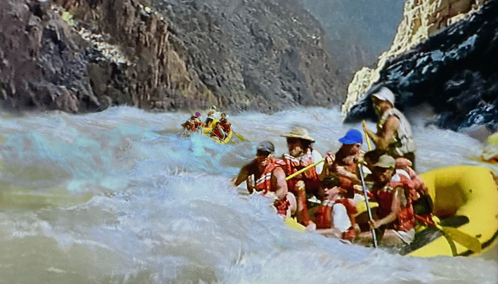 Die Boote werden von erfahrenen Guides durch Wildwasser-Stromschnellen gesteuert
