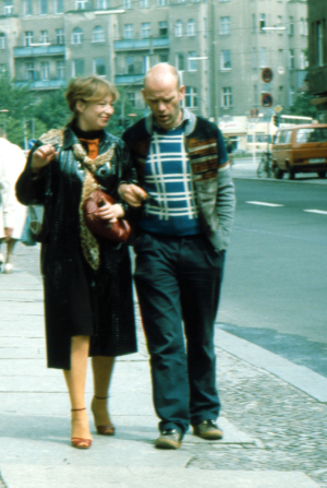 Paul und Inge gehen eine Straße entlang