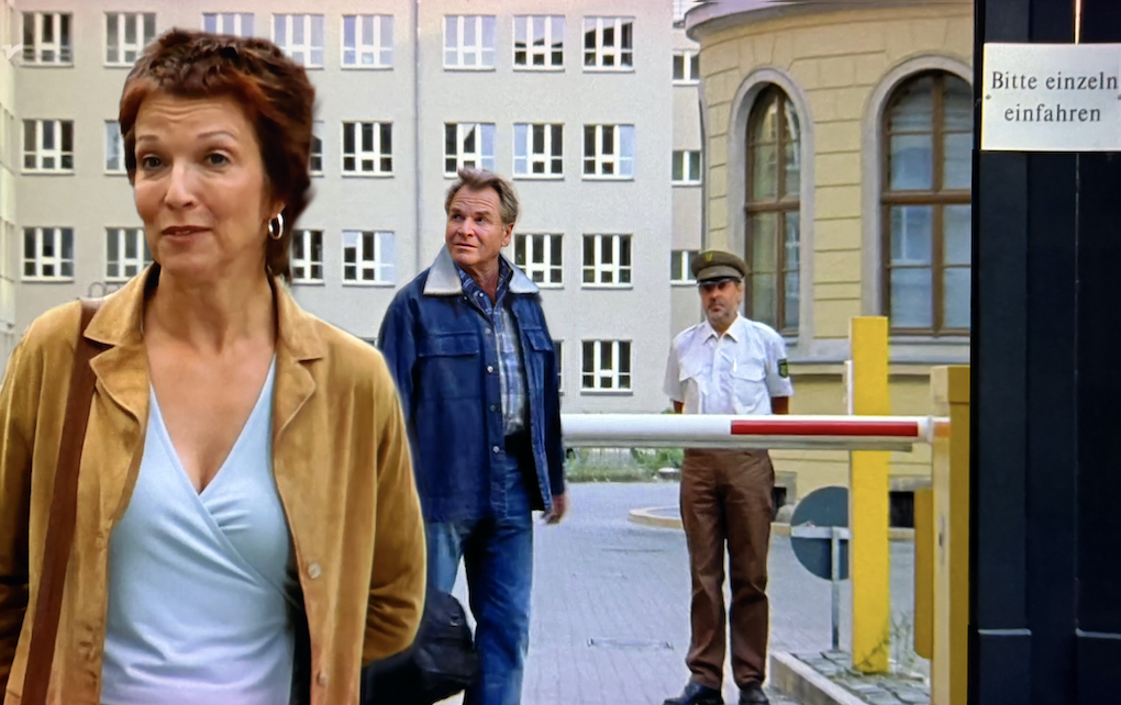 Henry und Lissy vor dem Gefängnis