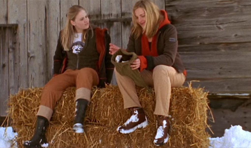 Pauline und Max Schwester Julia auf einem Strohschober