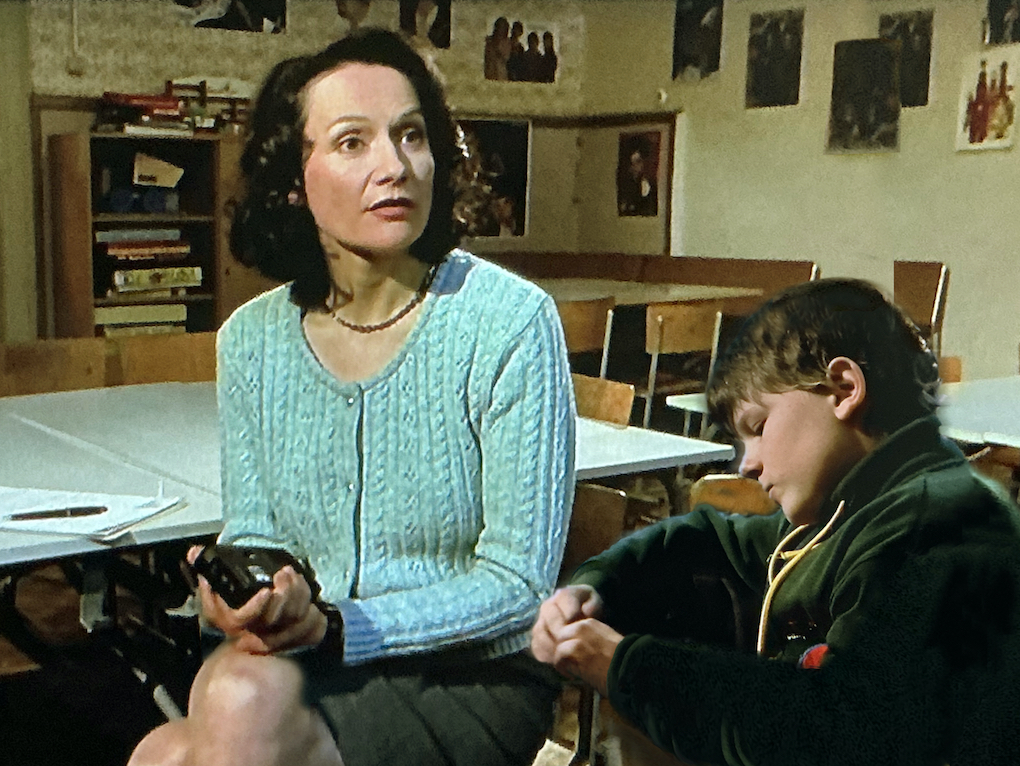 Enkel Yuri mit einer Psychologin im Kinderheim