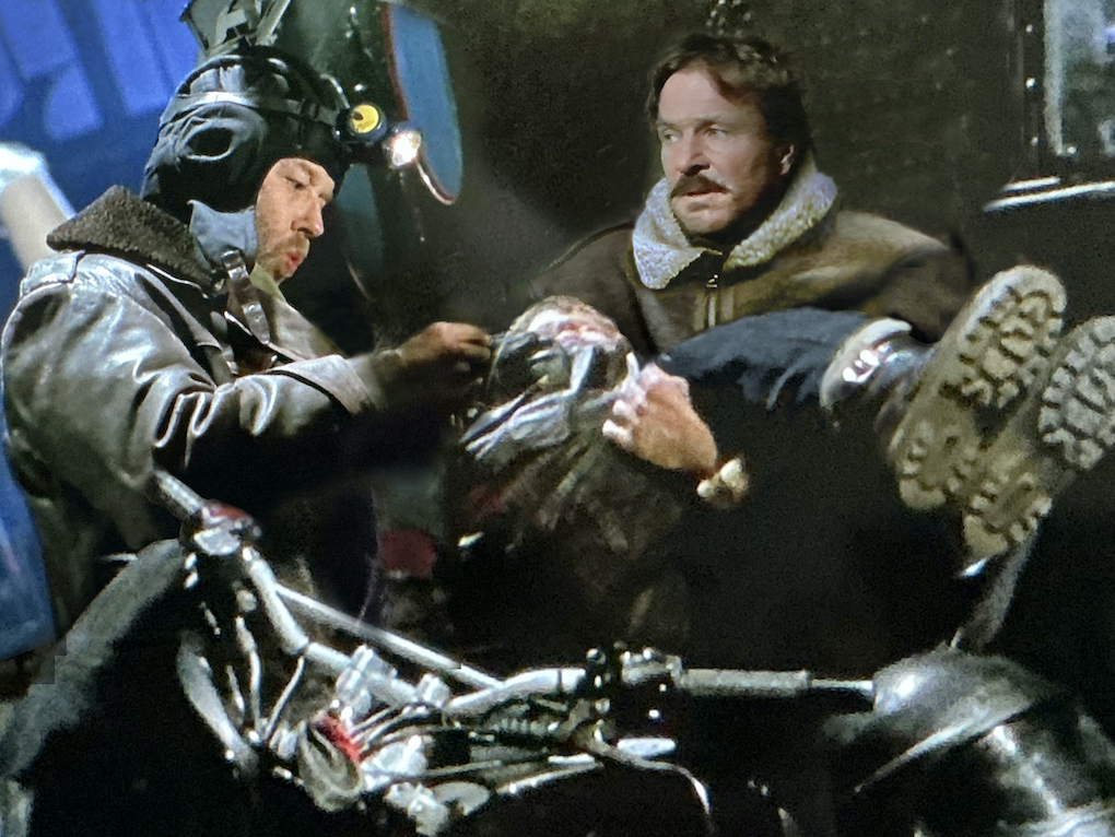 Kowa bringt den schlafenden Juri zum ehemaligen Stasi-Offizier Tischler