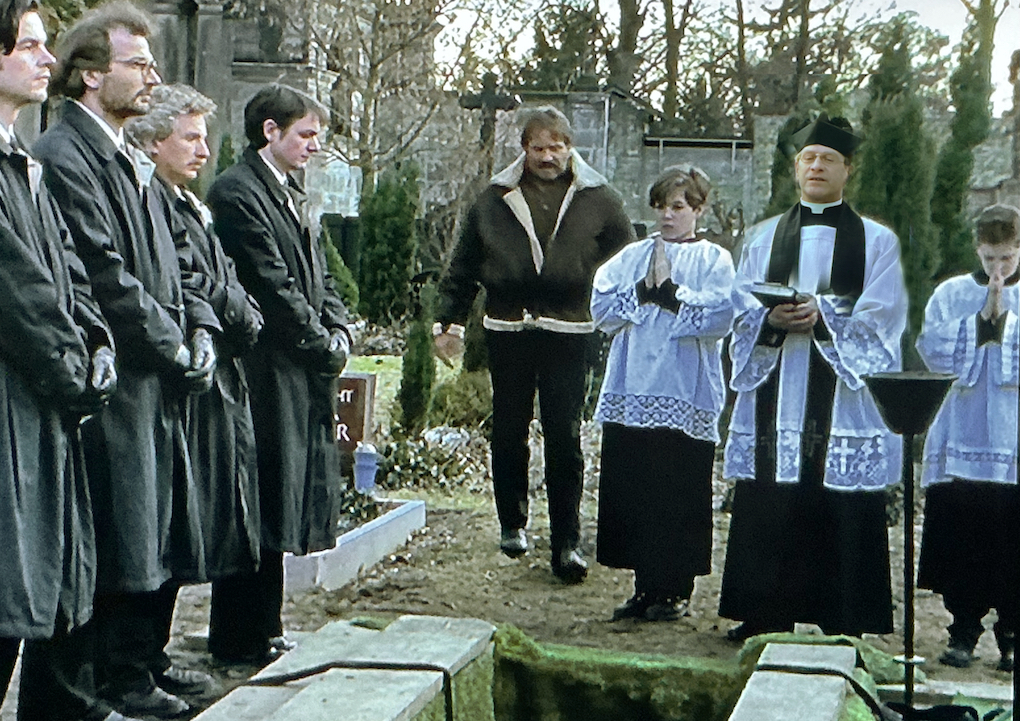 Kowa bei der Beerdigung seiner Tochter