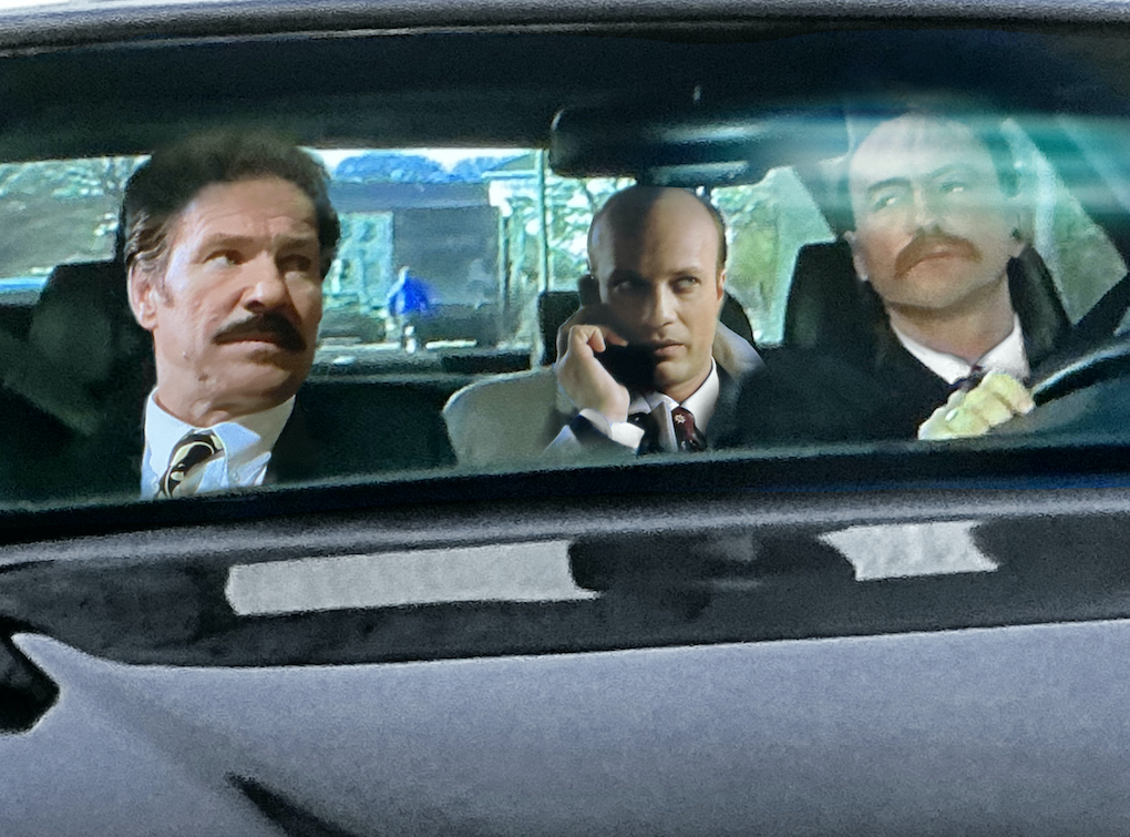 Dr. Sander und Bodyguard Kowa werden von einem Chauffeur zu einer Pressekonferenz gefahren