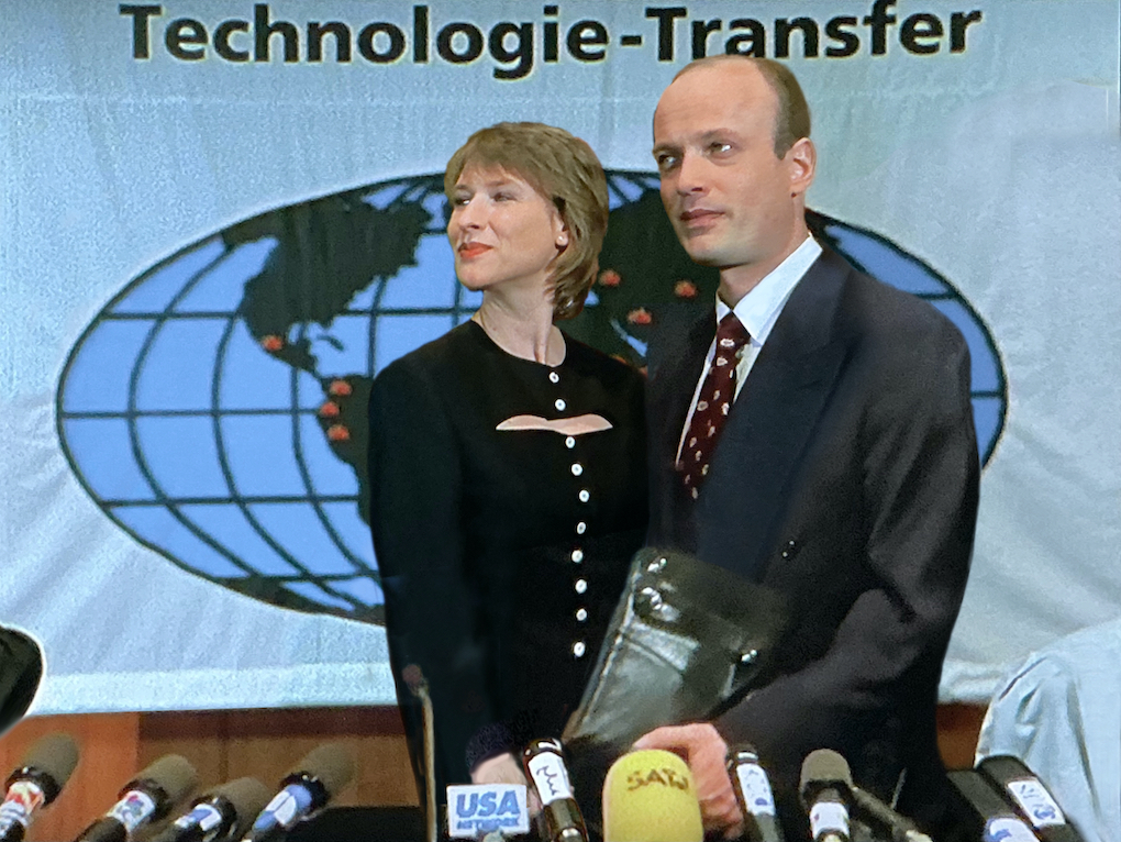 Dr. Sander und Anwältin Stromberg bei einer Pressekonferenz