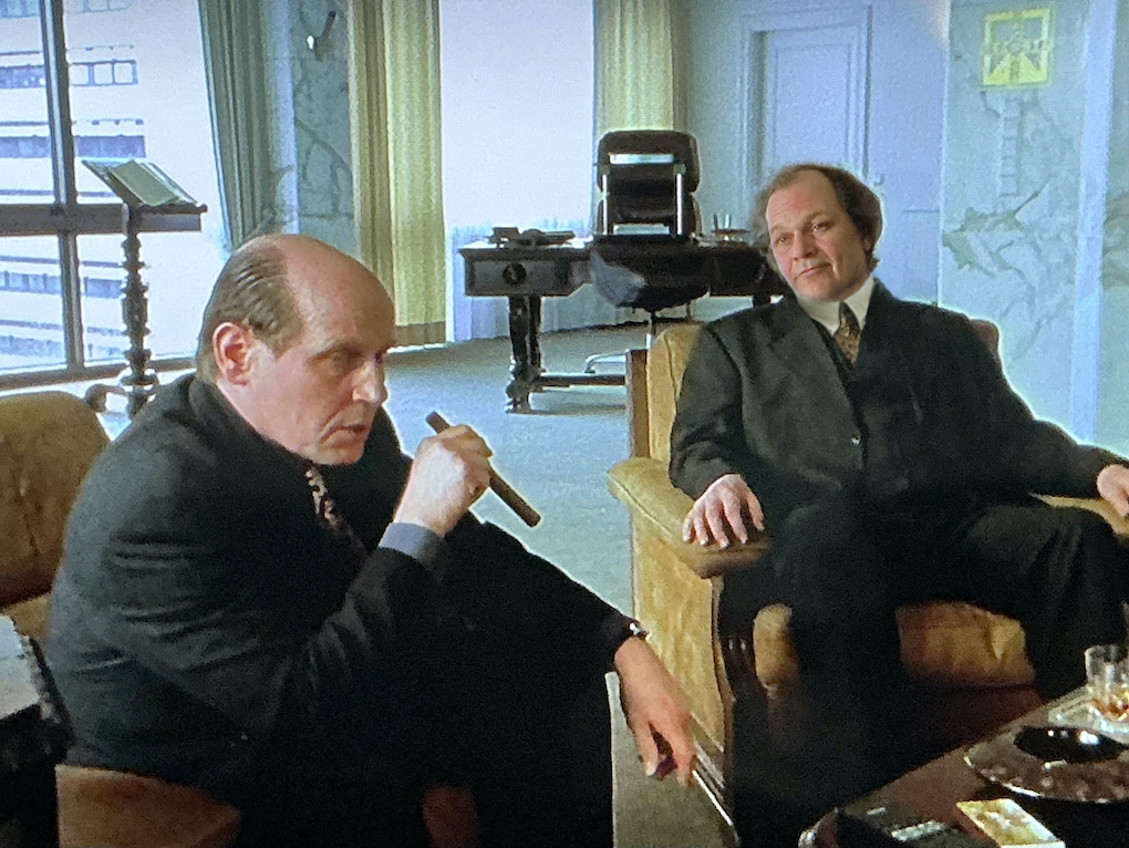 Holl bespricht einen Waffendeal