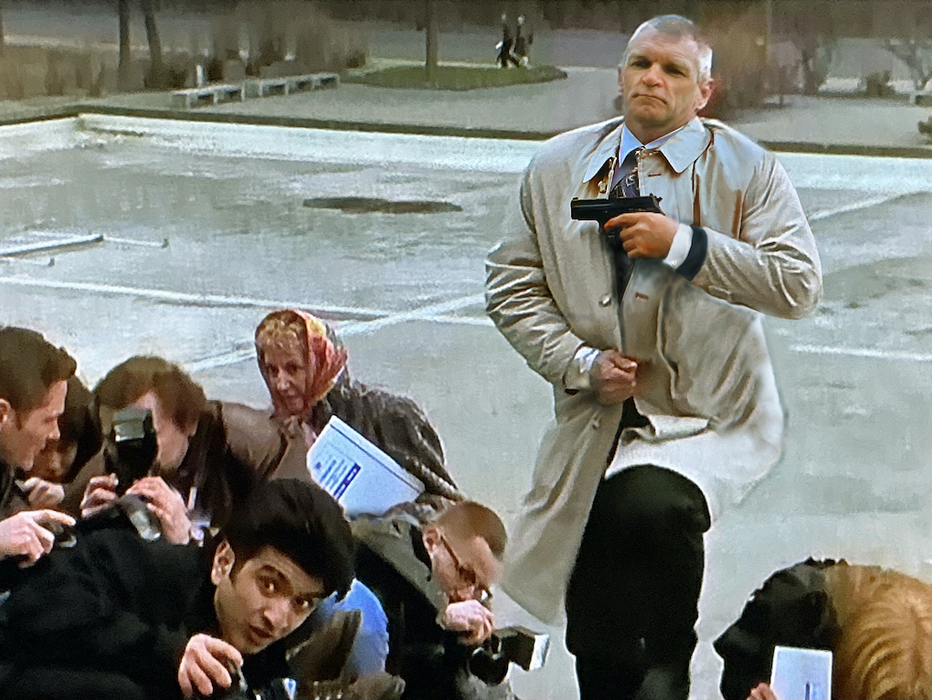 Ein Personenschützer des BKA zieht seine Pistole