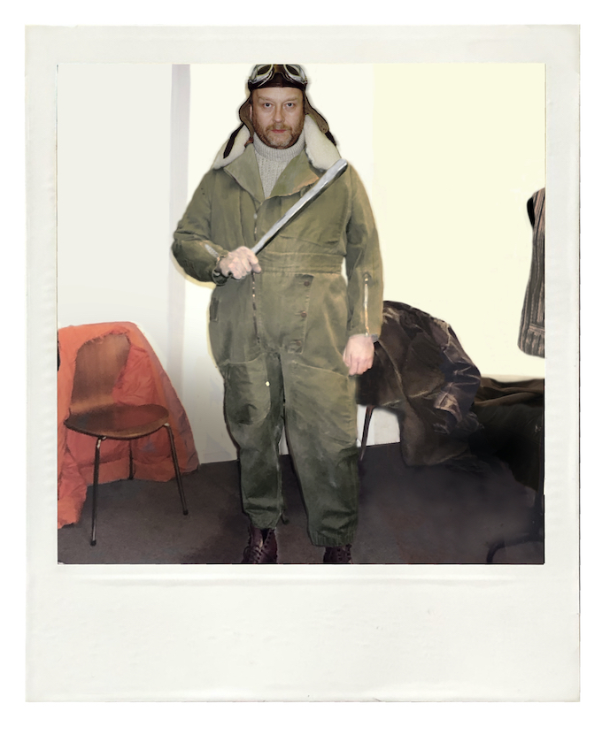 Kostümprobe mit Lederjacke für Rolle Tischler